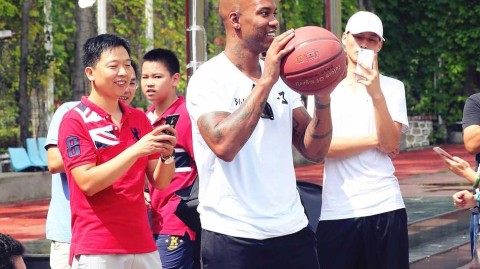 马布里校园行化身“暖心教头”，与篮球少年上演萌趣“尬球”对决