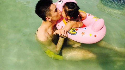 泳池里的超级英雄：孙悦与“小月亮”的温馨父女时光