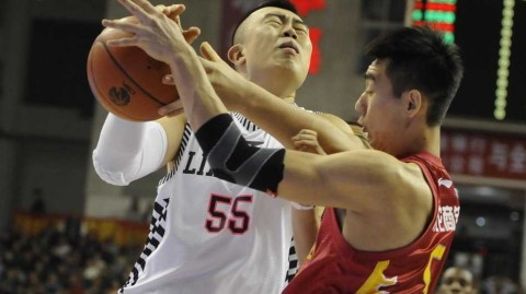 辽篮内线双雄激战吉林，韩德君与兰多夫演绎篮下“二人转”