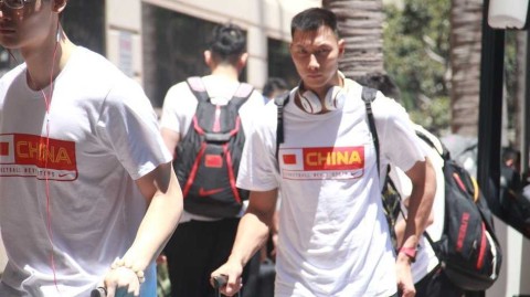 直击男篮抵美：阿联轻松写意，周琦略显疲惫开启最后热身