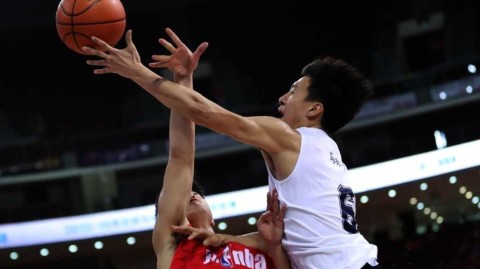 京城篮坛巅峰战：清华附中内线发威，力克北京四中加冕冠军