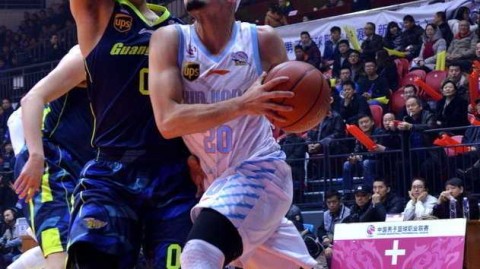 红山论剑：新疆飞虎撕裂华南虎，周琦制霸内线送五记大帽