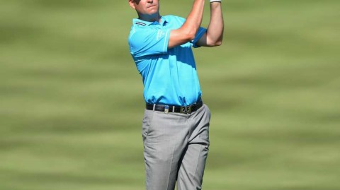 绿茵之上的平衡艺术高尔夫挥杆的流畅美学