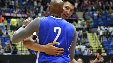 温情对决燃动香江：易建联场边助阵，姚明卡特老友记闪耀姚基金慈善赛