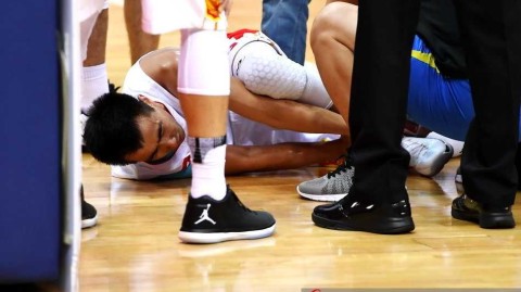 全运赛场暖心一抱，赵继伟意外伤退牵动人心