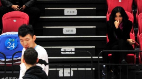 周琦女友现场观战新疆大胜八一，场边最美风景线