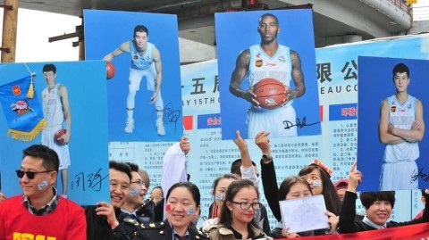 天山飞虎十五载圆梦总冠军 乌鲁木齐万人空巷迎王者