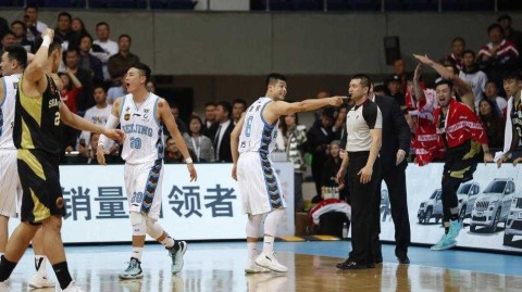 京鲁大战丁彦雨航罚球绝杀，山东客场一分险胜北京
