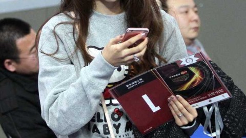 季后赛北京惜败新疆，孙悦爱妻陈露场边守候成冬日暖阳