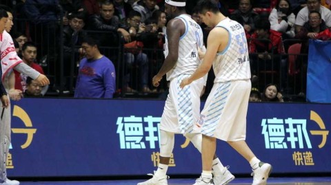 折戟红山：布拉切伤退之夜，卫冕冠军的脊梁与隐痛