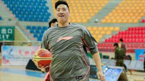 全运会预赛球场上的移动长城与潇洒发型师