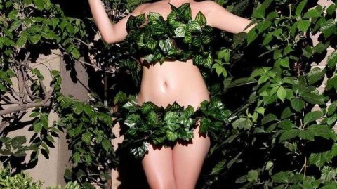 孙敬媛自然光影写真：怀抱篮球轻启朱唇，绿叶间的运动美学