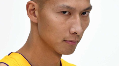 紫金战袍再披肩：易建联湖人媒体日写真全记录