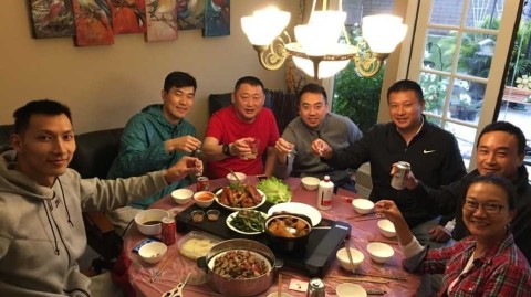 万里之外的家宴易建联王仕鹏携众友美国相聚共饮国酒叙旧情