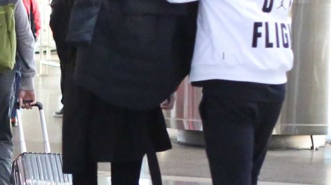 京城冬夜的一抹暖意：郭艾伦机场接机演绎铁汉柔情