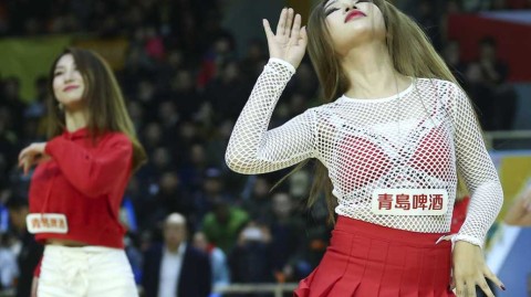 光影交织的赛场精灵：CBA篮球宝贝的青春与热忱