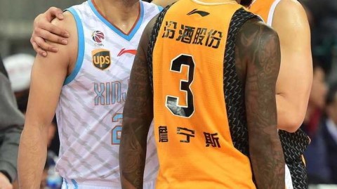 季前赛硝烟弥漫，西热力江与詹宁斯针锋相对引爆球场