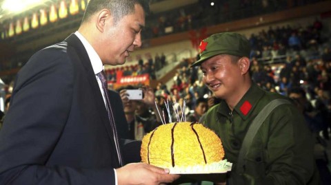 生日夜的遗憾与温情：巩晓彬在青岛球迷祝福中品味篮球人生