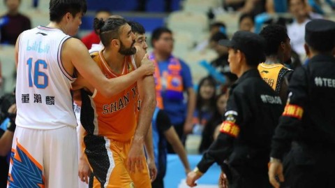 硝烟弥漫源深体育馆 斯科拉卢伟赛场火爆对峙