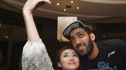 亚洲第一中锋挥别天府记忆 哈达迪携冠军荣耀启程回国