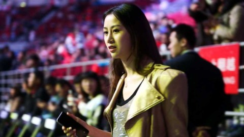 孙悦爱妻陈露五棵松柔情助阵，卫冕冠军首战惜败新疆