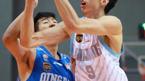 周琦篮下强突憾失绝杀 新疆复仇青岛夺热身赛胜利