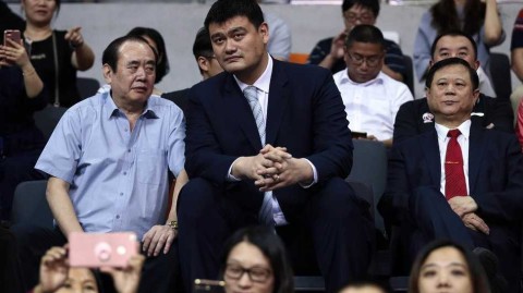 姚明亲临东莞见证南粤德比，为广东宏远创始人颁发CBA历史首尊突出贡献奖