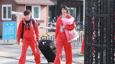 女篮出征保定，老将陈楠回归首秀惊艳，李梦鬼马精灵展露少女心