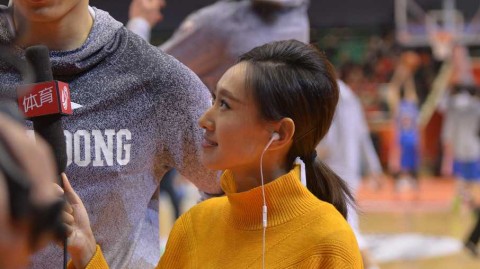 战报·场边花絮：山东大胜四川之夜，场边美女记者意外“抢镜”成焦点