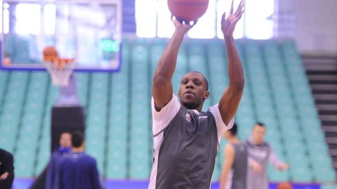 辽宁双子星闪耀寒冬夜 赛前加练只为双杀卫冕冠军