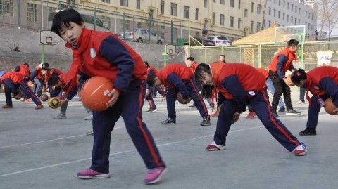 西宁水井巷小学千人篮球操 舞动高原冬日阳光