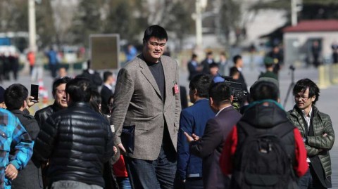 两会风云录：姚明刘翔遭遇围堵，人民大会堂前的明星委员众生相