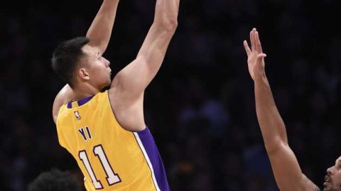 易建联湖人第二战：末节十分钟的坚持与遗憾