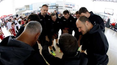 伊斯坦布尔四强赛的蓝色狂欢：马尔马拉球迷专区全记录