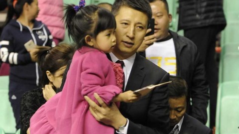 铁帅柔情，郭士强怀抱爱女离场那一刻，赛场硝烟也化作绕指柔