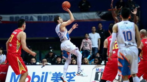 季后赛经典回顾：深圳加时苦战淘汰上海，顾全“割喉”庆祝晋级