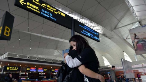 痴心守候只为那一眼，三名女球迷机场含泪寄语郭艾伦