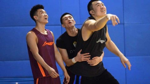 辽宁男篮春训剑指冠军 郭艾伦熊抱大韩引爆笑训练场