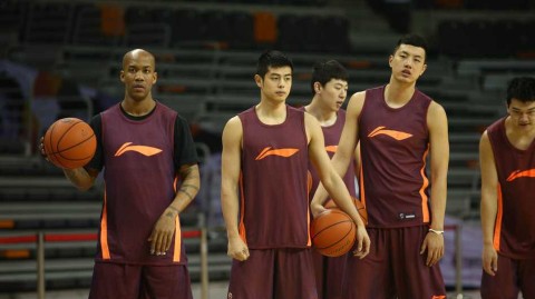 京城男篮严阵以待 五棵松馆挥汗如雨