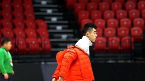 吉林男篮备战揭幕战气氛火热 “神鸟”兰德里训练场变身活宝逗乐全队