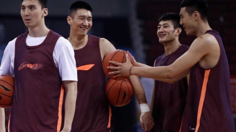 京城篮球记忆：镜头下的首钢众将，备战中的团结与笑颜