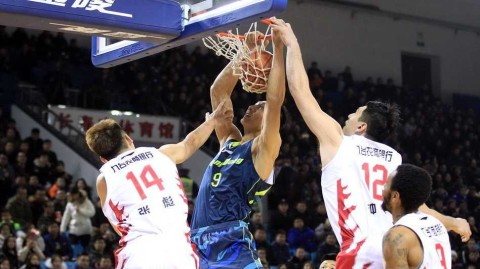 华南虎啸巅峰岁月：回看粤旅铁骑的篮下狂飙