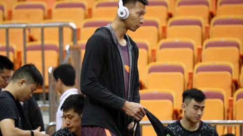 阿联空降东莞率队合练，赞助商鞋款争议成回归首秀最大悬念