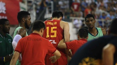 男篮热身赛惊魂一刻：周琦意外受伤痛苦倒地，队友揪心队医紧急治疗