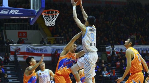 疆粤大战风云录 篮下肉搏显英雄本色