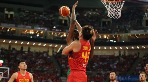 洛阳盛夏篮球夜：中国男篮热身赛全胜夺目，新星老将齐闪光