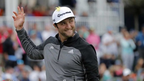 绿茵之上的友谊与竞赛：高尔夫球星们的温情时刻