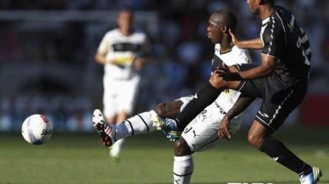 瓜拉尼主场2-0击退飓风队，巴拉圭劲旅昂首晋级16强