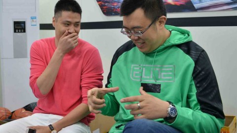 辽宁男篮三将亮相车展 韩德君萌态十足引粉丝尖叫