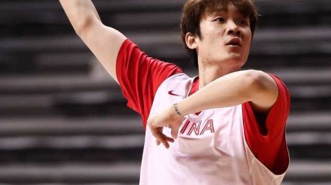 中国男篮红队赛前练兵 丁彦雨航细腻勾手技艺惊艳全场